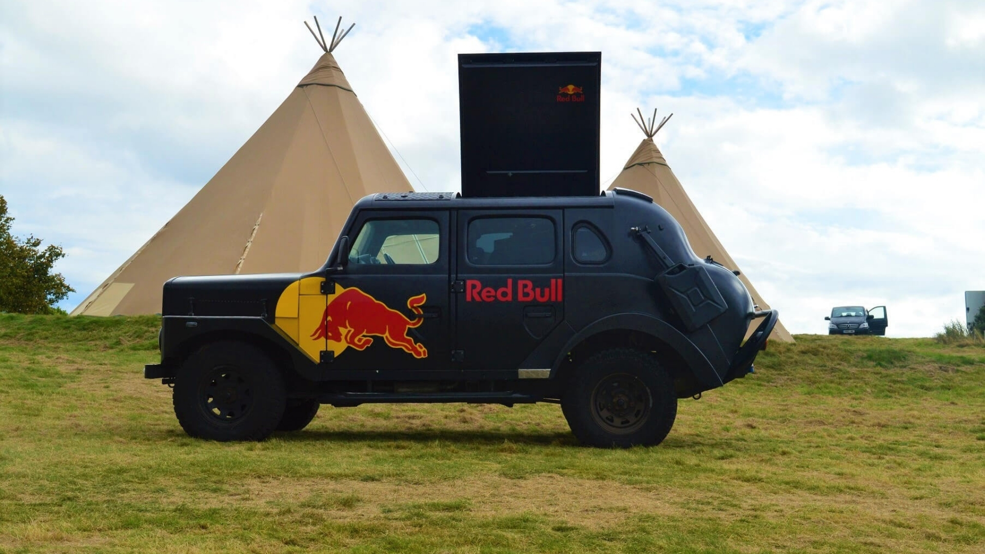 Beautiful tipi wedding aisle